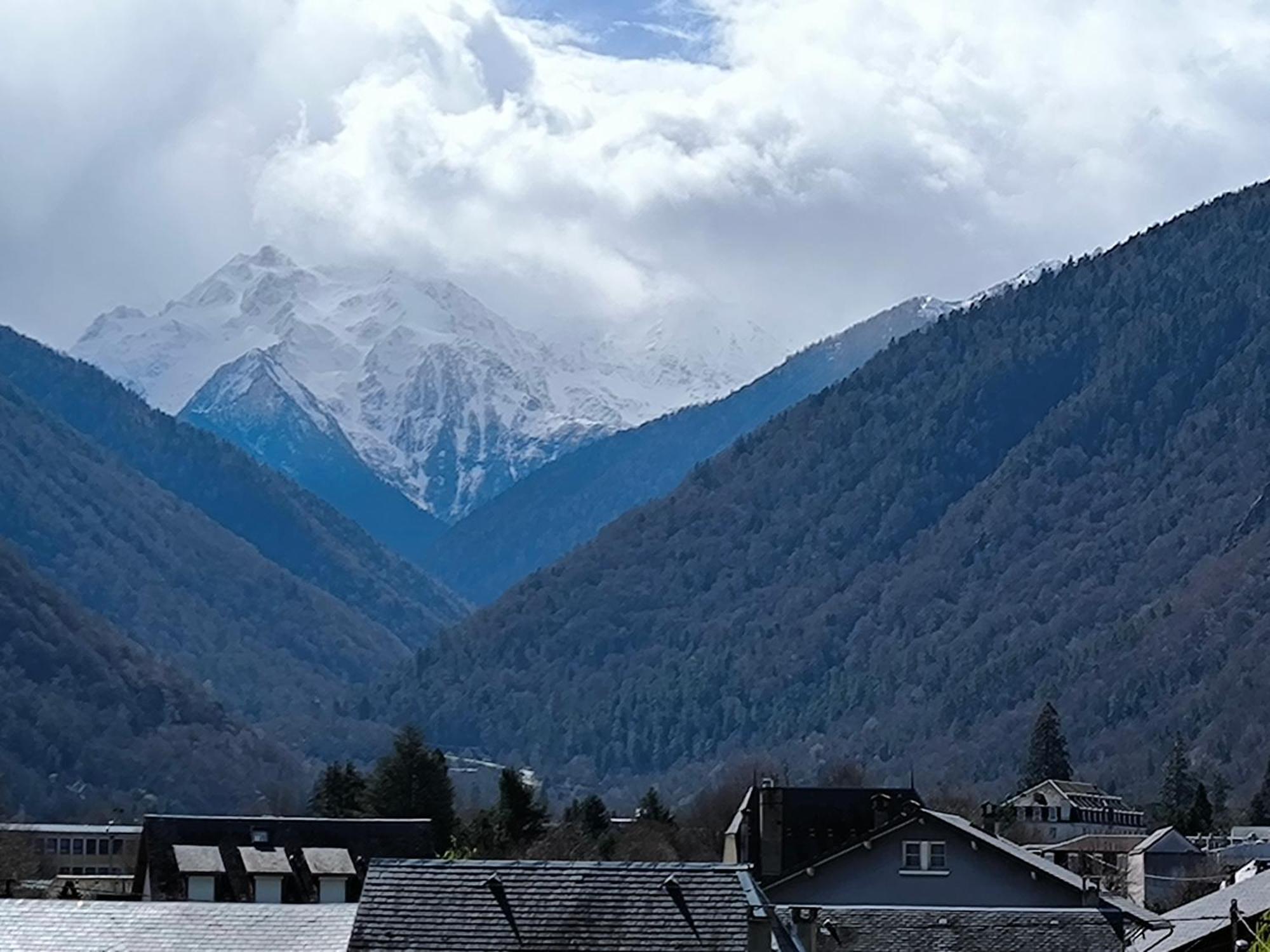 Appartement Vert Tendre Face A La Montagne Bagneres-de-Luchon Bagian luar foto