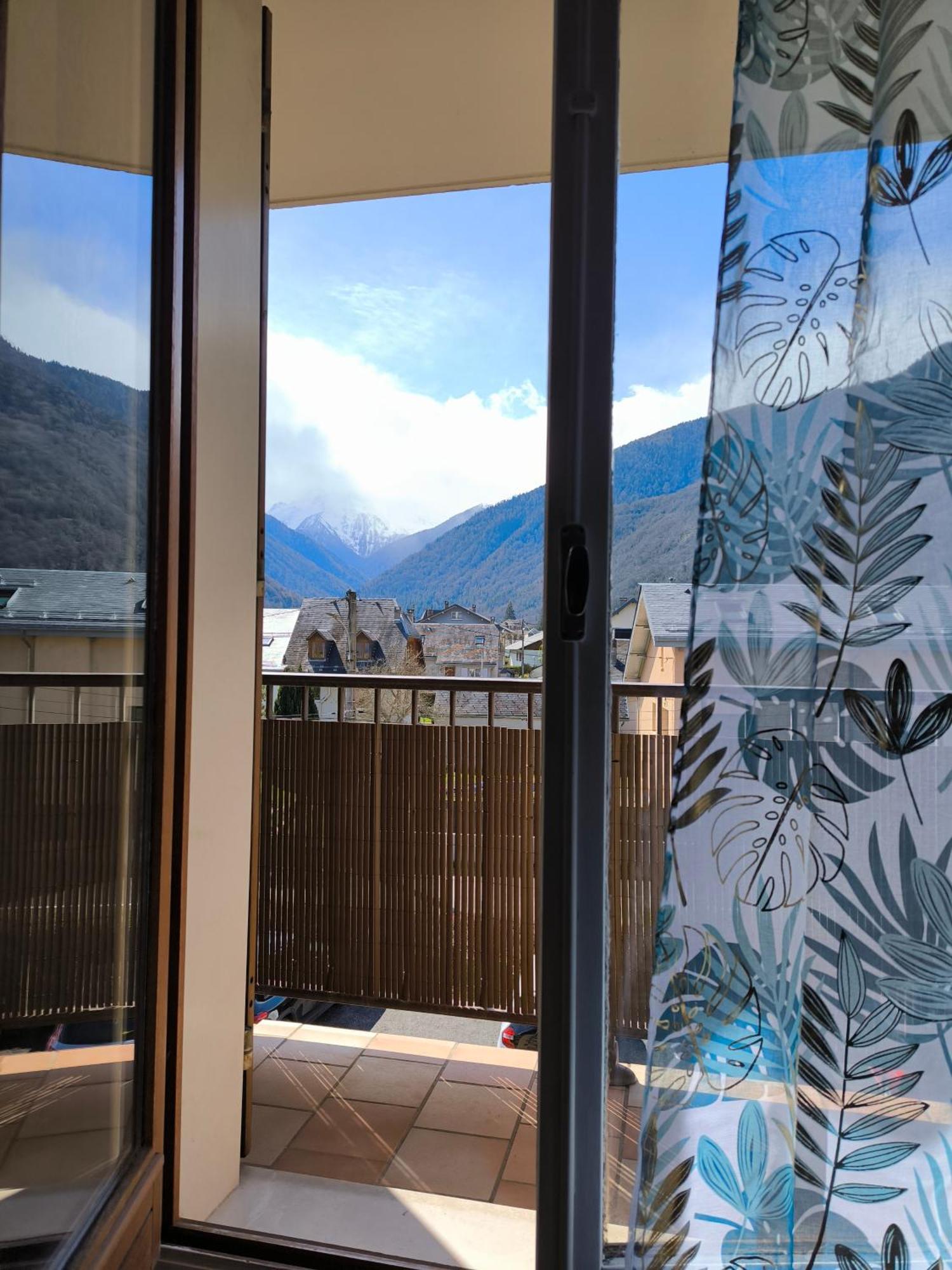 Appartement Vert Tendre Face A La Montagne Bagneres-de-Luchon Bagian luar foto